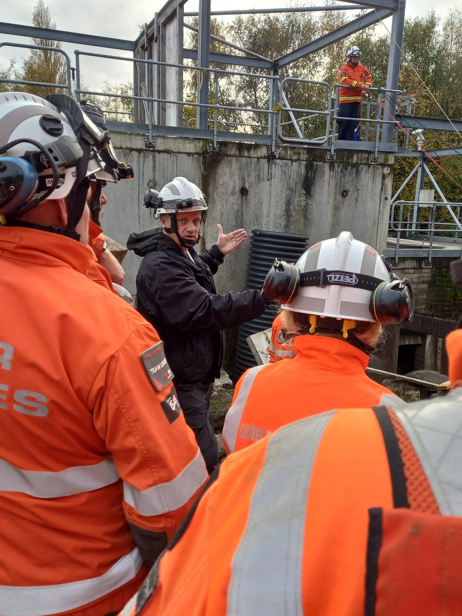 UKHeavyRescue's tweet photo. @USAR_Capability #USAR Tactical Advisor Search Manager course @MerseyFire, enjoyable week of technical input, guest speakers, case studies and exercises. Thanks to Jim Taylor, Paul Staples and Pete  Marnick from @MerseyFire. Great to finally meet Suzanne and Sue from NR #mfrs 👍 https://t.co/NSrU9JfdbX