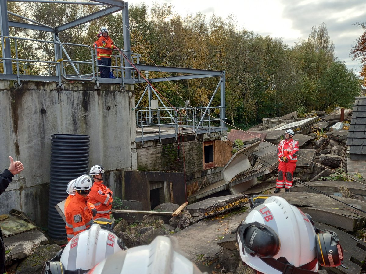 UKHeavyRescue's tweet photo. @USAR_Capability #USAR Tactical Advisor Search Manager course @MerseyFire, enjoyable week of technical input, guest speakers, case studies and exercises. Thanks to Jim Taylor, Paul Staples and Pete  Marnick from @MerseyFire. Great to finally meet Suzanne and Sue from NR #mfrs 👍 https://t.co/NSrU9JfdbX