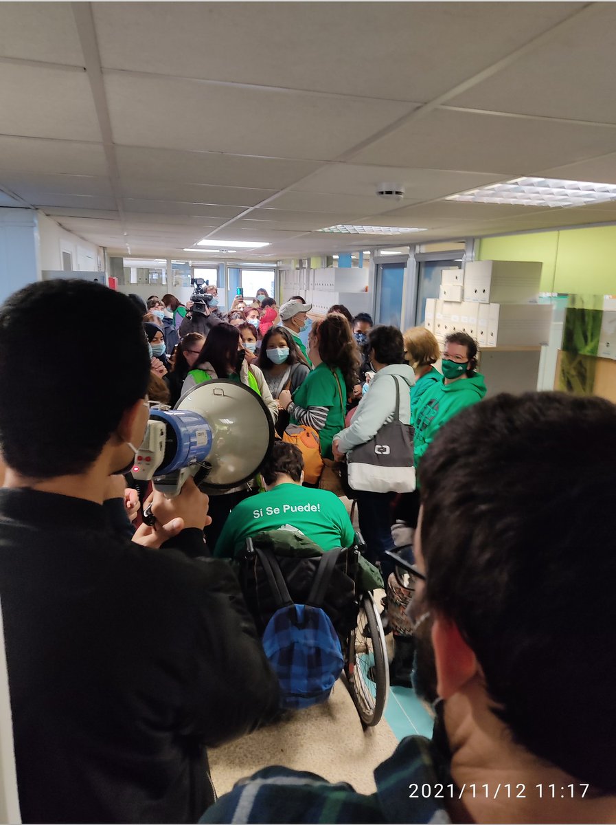 pahtarragonainf's tweet photo. Un centenar de miembros de @LA_PAH ocupan esta mañana la Agencia de la Vivienda en Barcelona para reclamar a Junts por Catalunya "la retirada de enmiendas a la nueva Ley antidesahucios". https://t.co/HQTBZnCzqe
