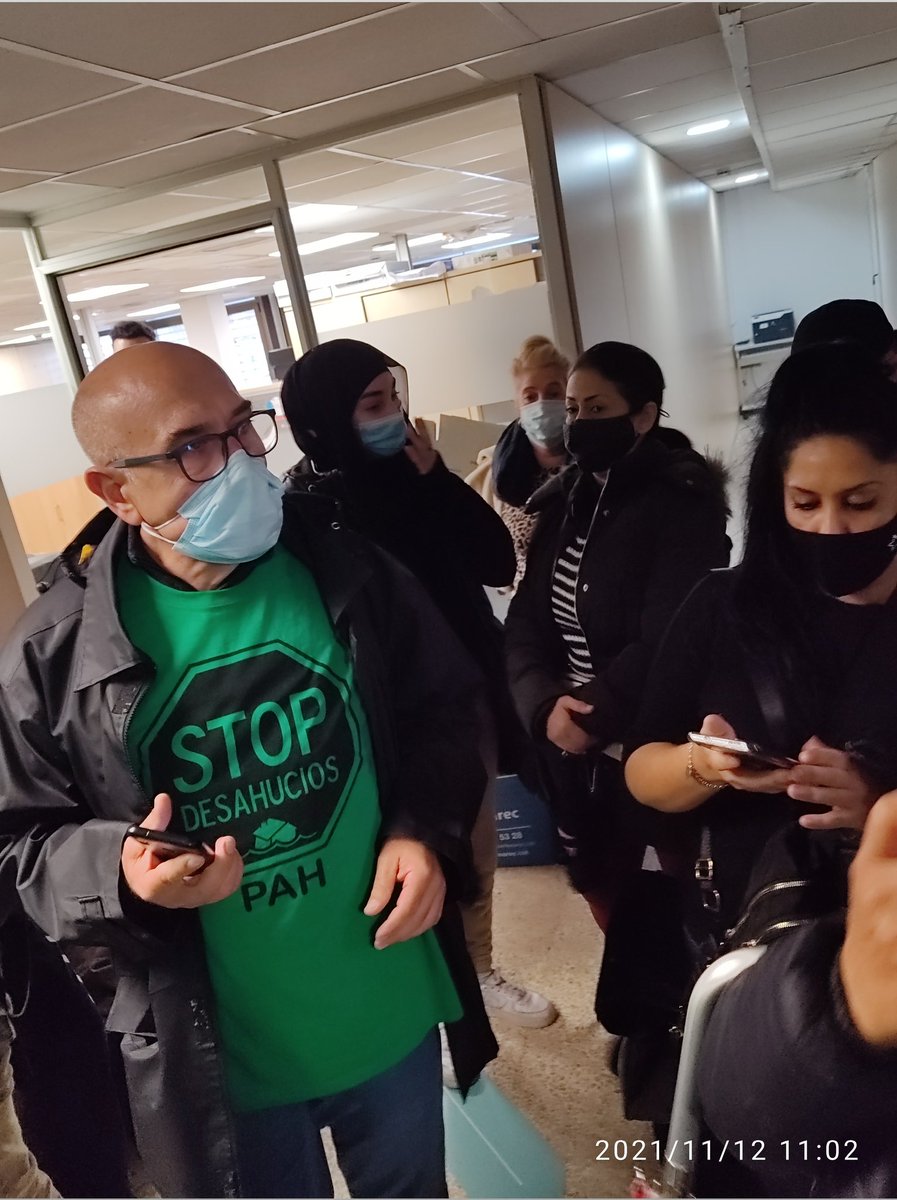 pahtarragonainf's tweet photo. Un centenar de miembros de @LA_PAH ocupan esta mañana la Agencia de la Vivienda en Barcelona para reclamar a Junts por Catalunya "la retirada de enmiendas a la nueva Ley antidesahucios". https://t.co/HQTBZnCzqe