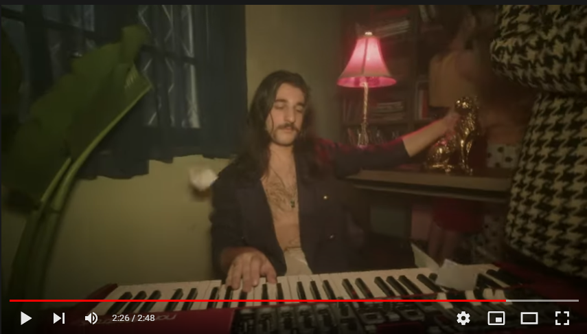 dapartenossa's tweet photo. quem é voce no clipe VOCE GOSTA DELA https://t.co/Z49phGeHvO