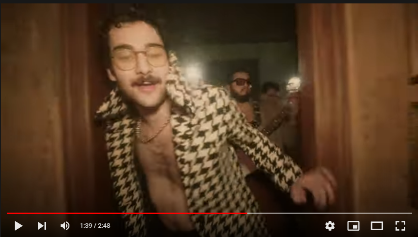 dapartenossa's tweet photo. quem é voce no clipe VOCE GOSTA DELA https://t.co/Z49phGeHvO
