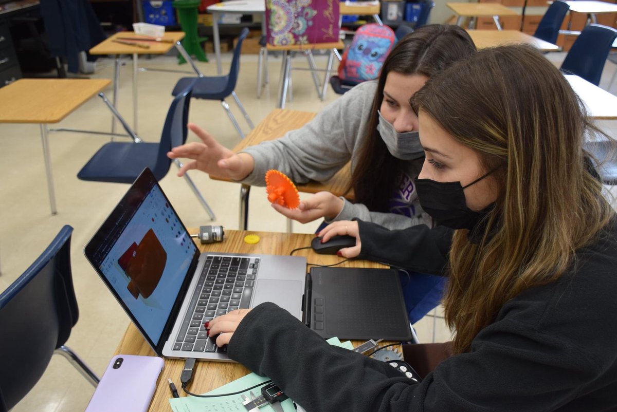 OBENSchools's tweet photo. Students in Stony Brook Engineering are creating clocks, or one-minute interval timers, during their gears unit. They create the clocks from start to finish, including 3D printing all the materials. It challenges & engages our students, making for a great project – hands down!🕥 https://t.co/v1SlbQEnCJ