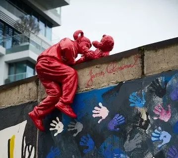 JToulousain's tweet photo. 👧 L’artiste toulousain James Colomina a installé deux nouveaux personnages rouges à #Berlin 👉  https://t.co/dIiMSD2lI6 #jamescolomina #art #Toulouse #streetart https://t.co/IdIQ4PnGjG