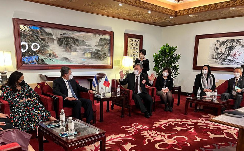 anagarciacarias's tweet photo. Acompaño a @JuanOrlandoH en visita oficial que realiza a la República de China (#Taiwán) para agradecer el apoyo que el gobierno de esta nación amiga ha brindado al pueblo hondureño durante su gestión y reafirmar las fuertes relaciones diplomáticas y de amistad entre ambos países https://t.co/cXUIl4dBvK
