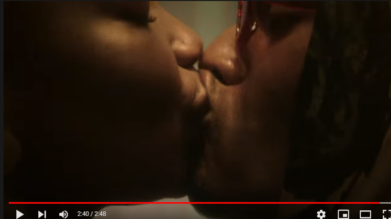 dapartenossa's tweet photo. quem é voce no clipe VOCE GOSTA DELA https://t.co/Z49phGeHvO