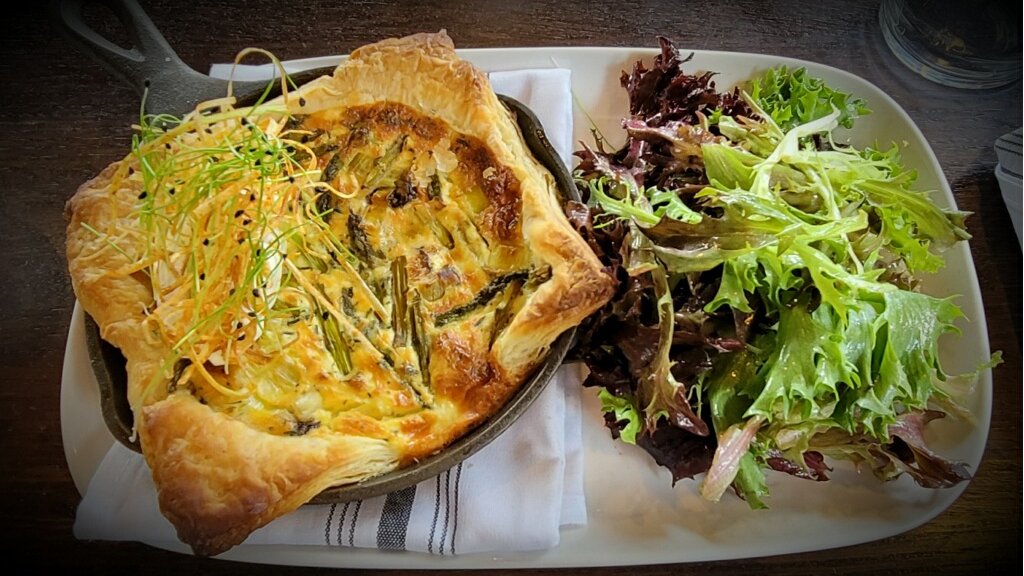 Showroom21701's tweet photo. Quiche, Cremini Mushrooms, Asparagus, Leeks, Herbed Ricotta, Mixed Green Salad.
#frederickbrunch #bryanvoltaggio #frederickmd #fredericktogo #downtownfrederick #getitdowntownfrederick #fredericklunch https://t.co/BPHuZysUEz