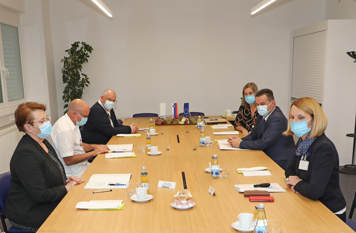 ✅ Vodstvo Splošne bolnišnice Novo mesto se je danes srečalo na delovnem sestanku z državno sekretarko na Ministrstvu za zdravje, gospo Alenko Forte ter njenimi sodelavci. 

✅ Uradna izjava za medije bo ob 17. uri pred upravno stavbo bolnišnice.