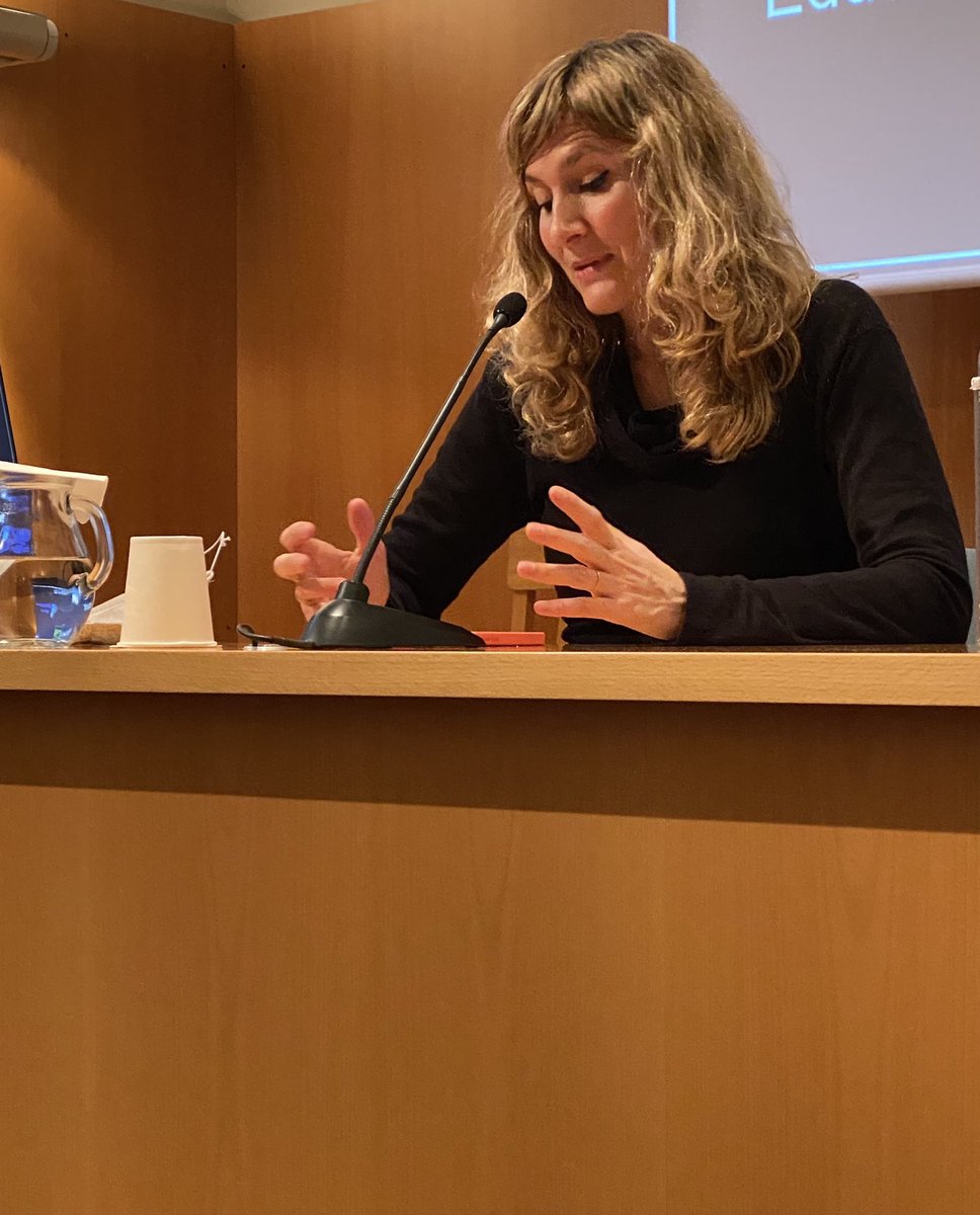 cesirecat's tweet photo. Elisabet Aznar, directora del CESIRE, dona la benvinguda als participants de l’activitat de formació “Actualització científica i experiències d’aula per a professorat de FQ” #ACEAPFQ del @cesirecat a l’@iec #expomolecules @AznarElisabeth @educaciocat @scq_iec https://t.co/iK6wBB1qQQ