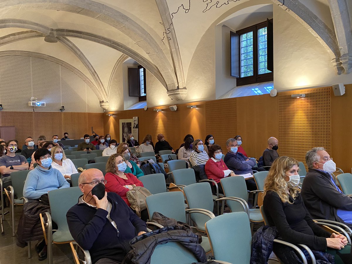cesirecat's tweet photo. Elisabet Aznar, directora del CESIRE, dona la benvinguda als participants de l’activitat de formació “Actualització científica i experiències d’aula per a professorat de FQ” #ACEAPFQ del @cesirecat a l’@iec #expomolecules @AznarElisabeth @educaciocat @scq_iec https://t.co/iK6wBB1qQQ