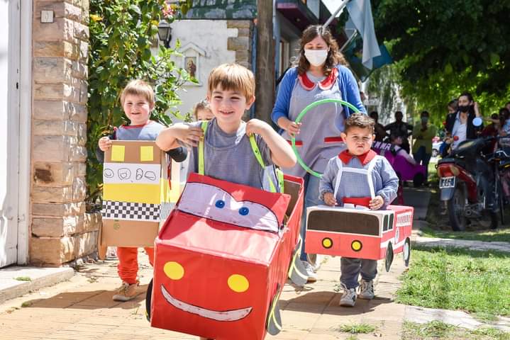 javier_chgaston's tweet photo. Seguimos trabajando 🏫 para jugar un poco y enseñarles a los más chiquitos lo importante que es la educación vial para nuestra ciudad🚦.

Los futuros conductores, siendo protagonistas hoy 🙂.

Gracias a las docentes y familias del Jardín 903 por sumarse a este lindo proyecto👏. https://t.co/4GzMlDffq9