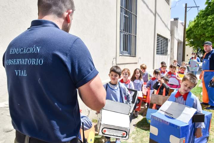 javier_chgaston's tweet photo. Seguimos trabajando 🏫 para jugar un poco y enseñarles a los más chiquitos lo importante que es la educación vial para nuestra ciudad🚦.

Los futuros conductores, siendo protagonistas hoy 🙂.

Gracias a las docentes y familias del Jardín 903 por sumarse a este lindo proyecto👏. https://t.co/4GzMlDffq9