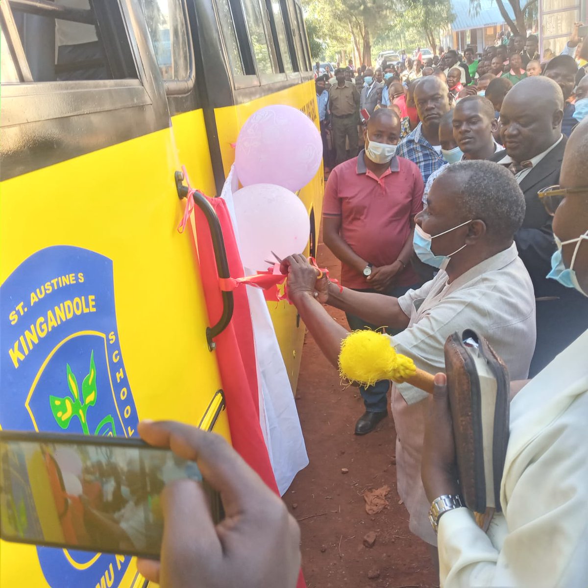 oyulajoseph's tweet photo. Officially handed over the newly acquired Bus for Austin's Kingandole High School.
Education is one of the key components that bring growth and progress into any given society; we continue to focus on improving the quality of our learning facilities @NGCDF_Kenya #ButulaRising https://t.co/6GWTWtlVX9