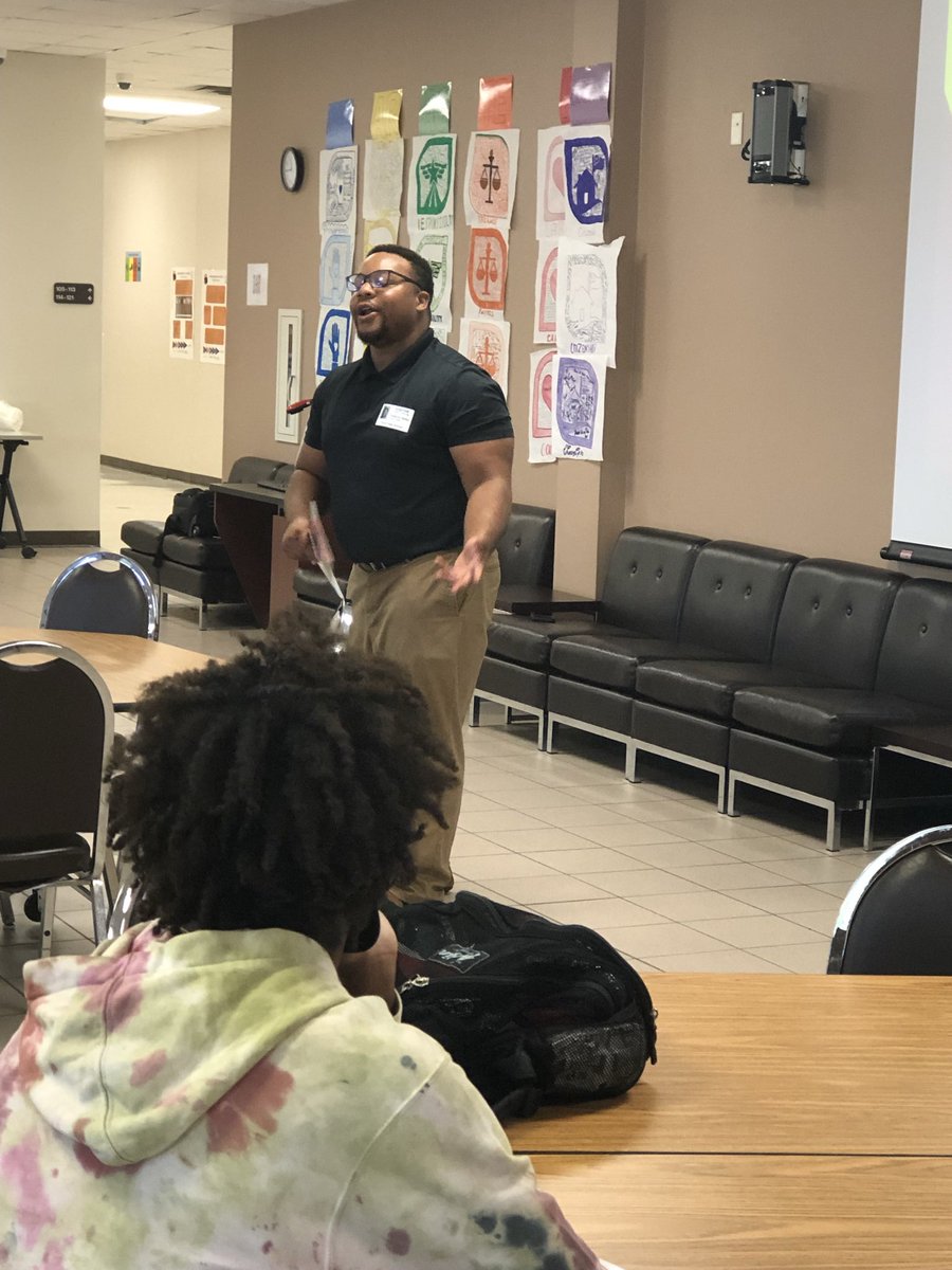 CarverGo_AISD's tweet photo. Tuskegee University, the #4 HBCU in the nation, presents to Carver seniors about the college application process and scholarships opportunities. @drgoffney @CharJDavis61 @TwianaCollier @Counseling_AISD @Carver_PTECH @CarverCounselo1 https://t.co/0N5jnpnbxM