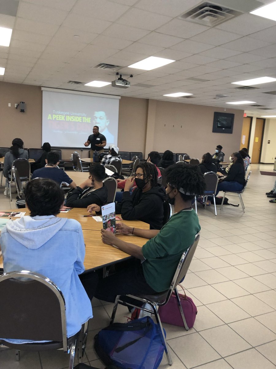 CarverGo_AISD's tweet photo. Tuskegee University, the #4 HBCU in the nation, presents to Carver seniors about the college application process and scholarships opportunities. @drgoffney @CharJDavis61 @TwianaCollier @Counseling_AISD @Carver_PTECH @CarverCounselo1 https://t.co/0N5jnpnbxM