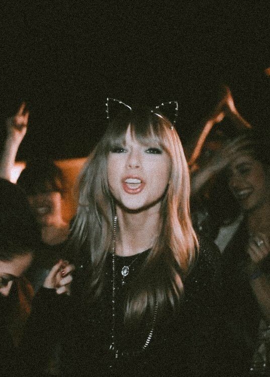 ashclairej's tweet photo. WHO'S TAYLOR SWIFT ANYWAY?
#RedTaylorsVersion
#taylorswift https://t.co/PbQkB6QAa9