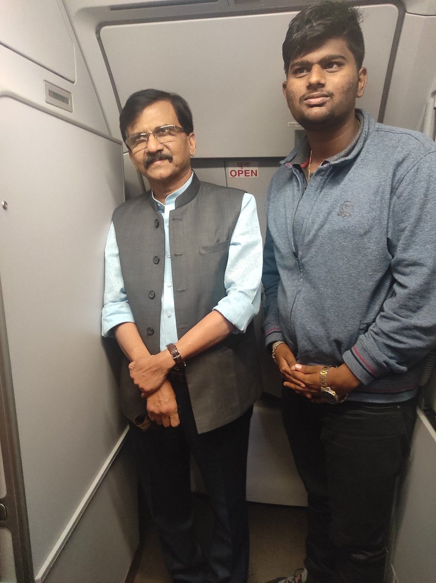 PushkarTaro's tweet photo. महाराष्ट्राच्या सत्ताबदलाचे शिल्पकार.... आपल्या लेखणीने मोठमोठ्याना घायाळ करून वठणीवर आणणारे शिवसेना नेते मा. खासदार संजयजी राऊत साहेब यांच्यासोबत दिल्ली ते संभाजीनगर प्रवासाचा सुवर्णयोग कधीही न विसरला जाणार नाही...!
जय महाराष्ट्र!! @ShivSena @rautsanjay61  @amruttaro https://t.co/x4d1bJZFUX