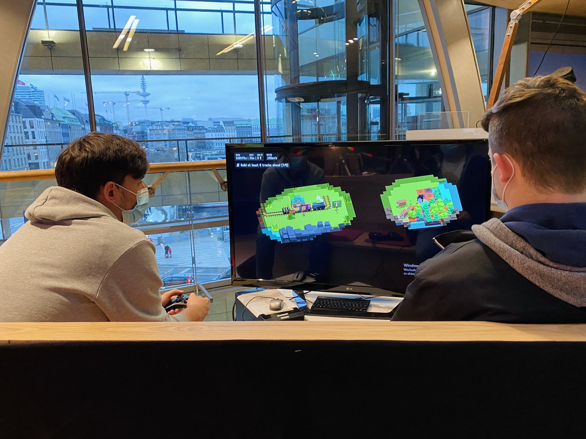 medien_monster's tweet photo. Eindrücke von der #PLAY21. Wie immer super gut - inklusive witziger #Games. 🕹 Schaltet Euch zu und genießt. …und dann haben wir noch @DerMedienwolf getroffen. @_PLAYfestival @creative_gaming https://t.co/hXZihzSoKR