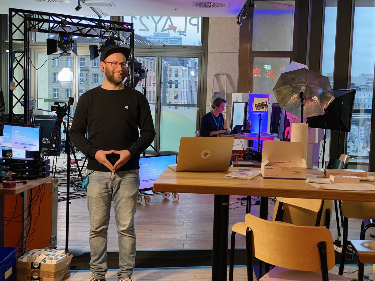 medien_monster's tweet photo. Eindrücke von der #PLAY21. Wie immer super gut - inklusive witziger #Games. 🕹 Schaltet Euch zu und genießt. …und dann haben wir noch @DerMedienwolf getroffen. @_PLAYfestival @creative_gaming https://t.co/hXZihzSoKR