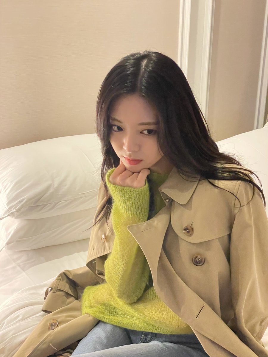 UNIVERSEITZY's tweet photo. [10:49 pm KST] 🍯📸 https://t.co/Dha7K580bq