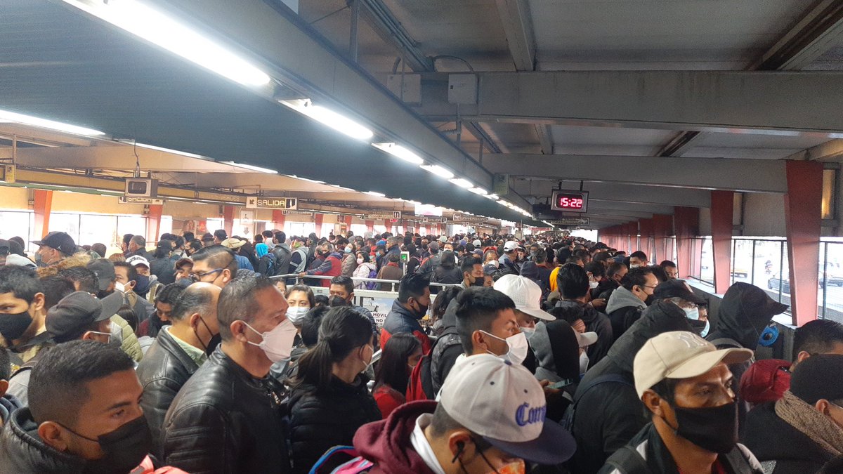 omacmx's tweet photo. #BuenViernes @trafico889 #EnLadeHoyDelMetro son las lineas 1, 3 y 9 con retrasos entre 10 y 15 minutos, y la Linea B que sigue presentando lento avancen de trenes por fallas mecánicas que han ocasionado el desalojo de trenes, si puede use otras opción al #MetroCDM https://t.co/mNHSbK51qS