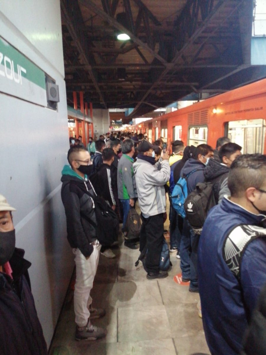 omacmx's tweet photo. #BuenViernes @trafico889 #EnLadeHoyDelMetro son las lineas 1, 3 y 9 con retrasos entre 10 y 15 minutos, y la Linea B que sigue presentando lento avancen de trenes por fallas mecánicas que han ocasionado el desalojo de trenes, si puede use otras opción al #MetroCDM https://t.co/mNHSbK51qS