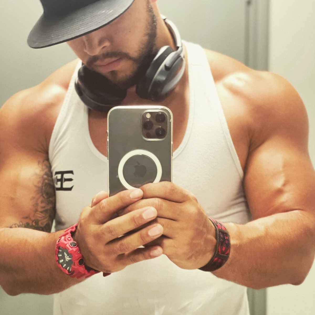 RealOllieXD's tweet photo. 🦍Shoulder to Shoulder 🦍
Let’s prepare for departure 💥🚀🌕
Khali’s words 🐕
#shoulderday 🪨🪨
#Amc #Doge LFG
#naturallifter #AMCNOTLEAVING #moonsoonseason 💎🌰🌰🤙🏽🌶 https://t.co/IT0P4Dz6Wd