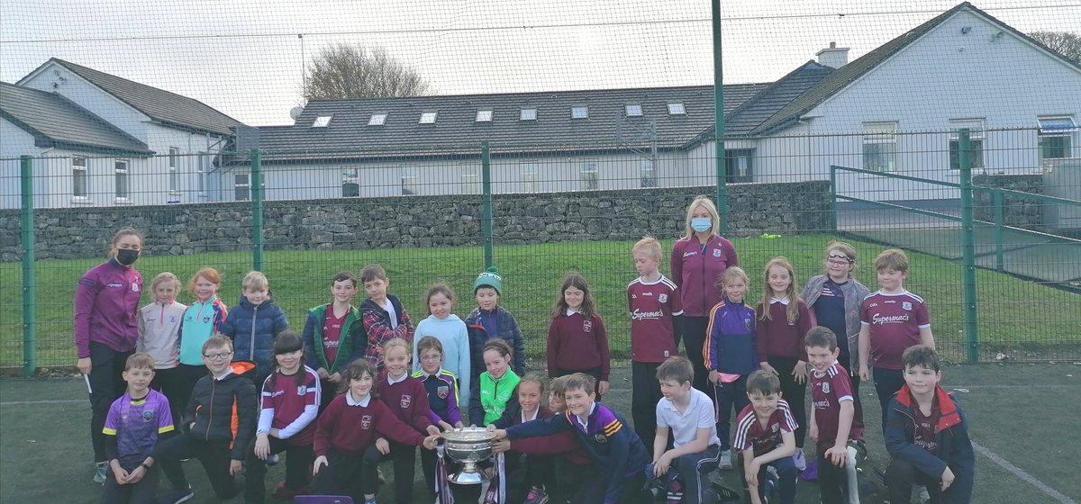 We had three special visitors into our school today; Sarah Dervan, Orla Mc Grath and the O'Duffy cup! What a way to finish the week!🏆#Gaillimheabú #GAA <a href="/kinvarans/">Kinvara NS</a>