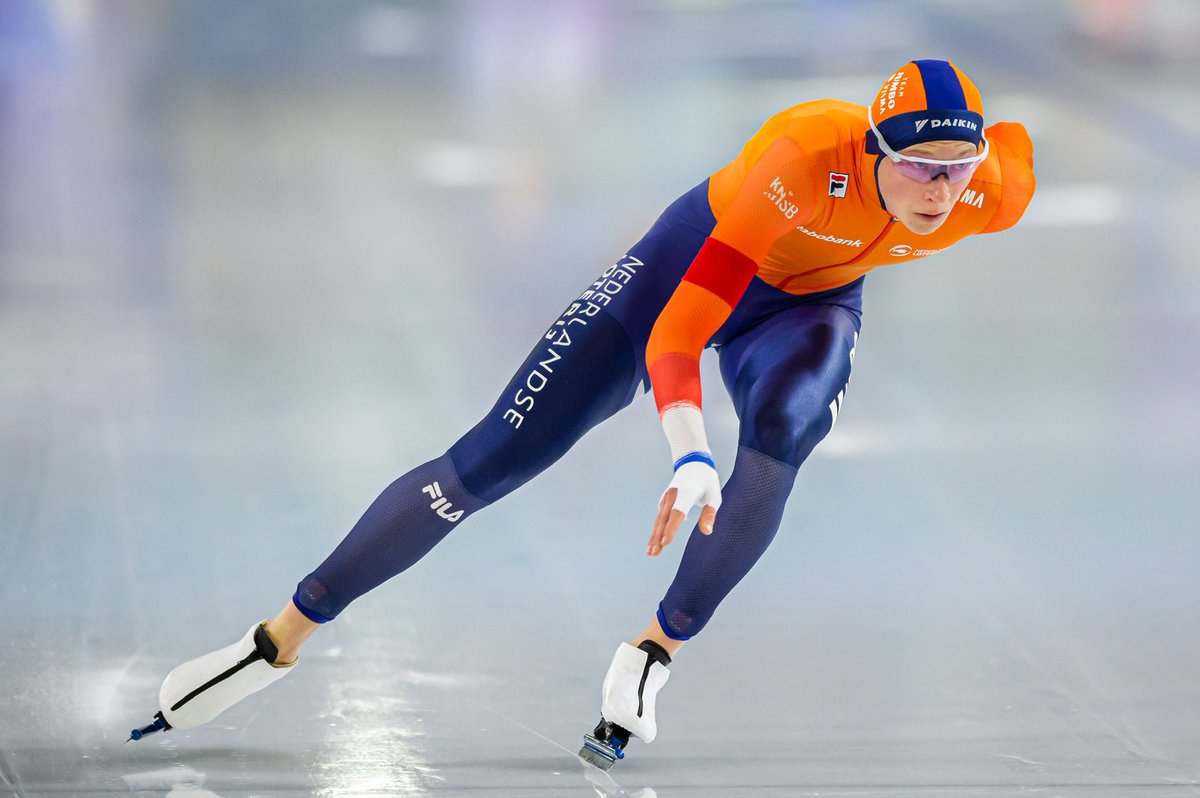 Merijn Scheperkamp komt bij zijn World Cup-debuut in de A-groep in de eerste rit van de 500 meter tot een tijd van 34,94 👍🏻