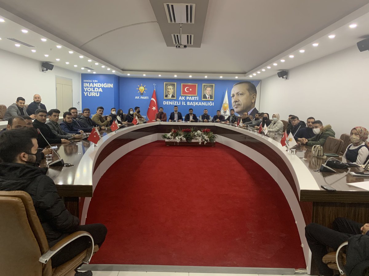 Tayfunarsinkol's tweet photo. 📍Denizli 

İl yürütme ve yönetim kurulu üyelerimizle bir araya geldik. 

Cumhurbaşkanımız @RTErdogan ve Gençlik Kolları Genel Başkanımız @eyupkadirinan ‘ın selamlarını ilettik.

2023 yolunda G.K Başkanımız @osmannazlier öncülüğünde @denizliakgenc hazır inşallah 💪

@avyusufibis https://t.co/icouPvghi7