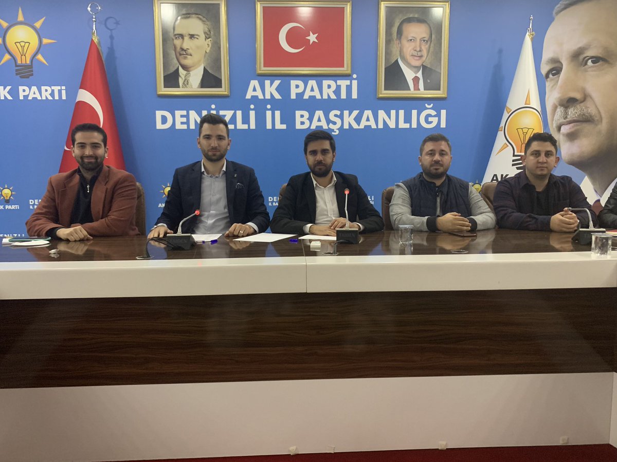 Tayfunarsinkol's tweet photo. 📍Denizli 

İl yürütme ve yönetim kurulu üyelerimizle bir araya geldik. 

Cumhurbaşkanımız @RTErdogan ve Gençlik Kolları Genel Başkanımız @eyupkadirinan ‘ın selamlarını ilettik.

2023 yolunda G.K Başkanımız @osmannazlier öncülüğünde @denizliakgenc hazır inşallah 💪

@avyusufibis https://t.co/icouPvghi7