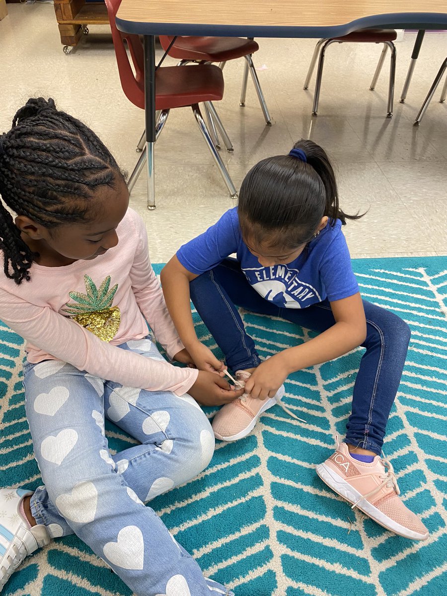 goodgolly_mahle's tweet photo. Tying shoes is a team effort success! โค๏ธ #teamworkmakesthedreamwork @HighPointFCS #ignitingeverylearner https://t.co/Tes1OG7OFK