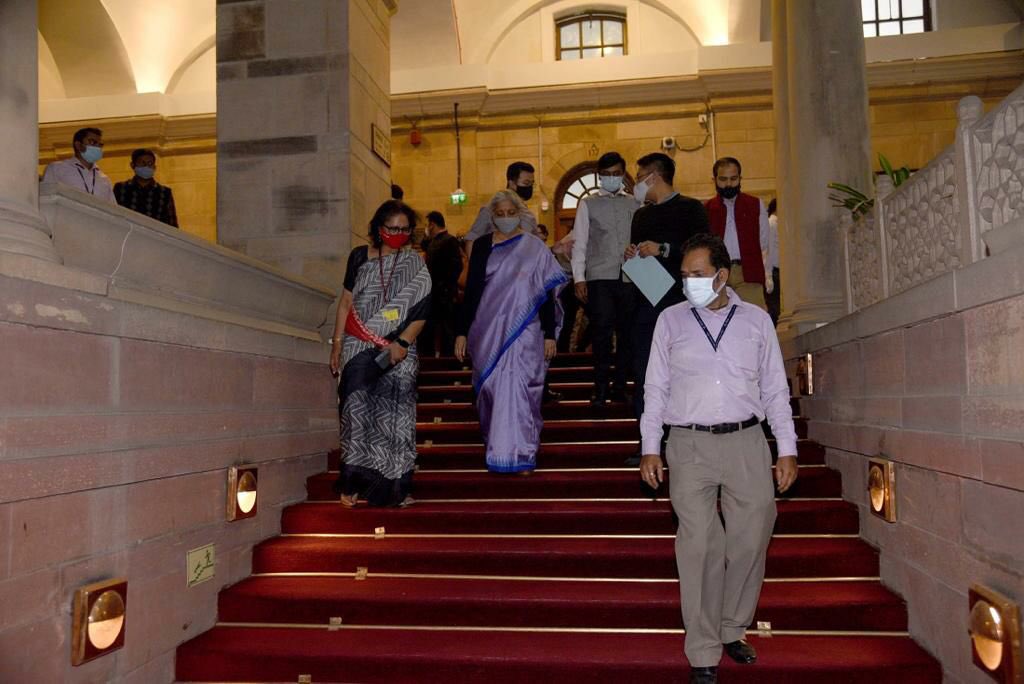 nsitharaman's tweet photo. Thanking officers &amp; staff of @FinMinIndia who enthusiastically undertook the Cleanliness Drive. Thanks Smt. Annie Mathew
Additional Secretary/Pers (North Block) for coordinating this effort. 
Thanked Smt.Reema &amp; Smt.Rekha for maintaining the common area. https://t.co/tkSb0mAubJ