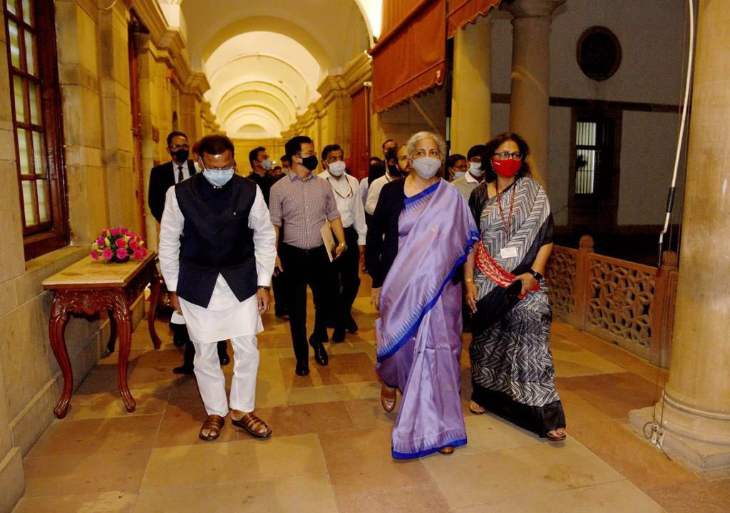 nsitharaman's tweet photo. Thanking officers &amp; staff of @FinMinIndia who enthusiastically undertook the Cleanliness Drive. Thanks Smt. Annie Mathew
Additional Secretary/Pers (North Block) for coordinating this effort. 
Thanked Smt.Reema &amp; Smt.Rekha for maintaining the common area. https://t.co/tkSb0mAubJ