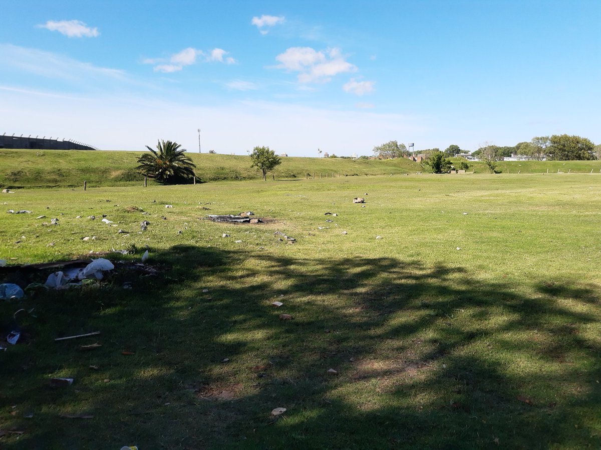 Parte de a historia del <a href="/AUFOficial/">AUF</a> , restos de las viejas gradas, boletería, rejas rojas azules y blancas de lo que algún día fue la cancha del recién ascendido <a href="/albion_uy/">Albion Football Club</a> a 1ra en la calle Monarca 2111