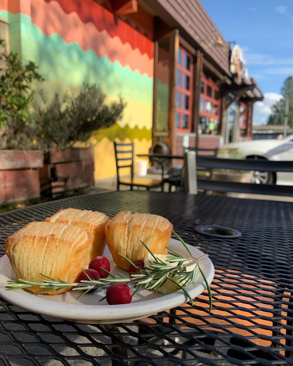 SeattleBread's tweet photo. All preordering is now available through the 22nd, simply give us a call or come in and we'll do the baking for you!

All orders must be prepaid and picked up the 24th-25th, we'll be open from 8-4 on Thanksgiving day. All orders must be placed by the 22nd. Please wear your masks! https://t.co/Uv7ushljZf