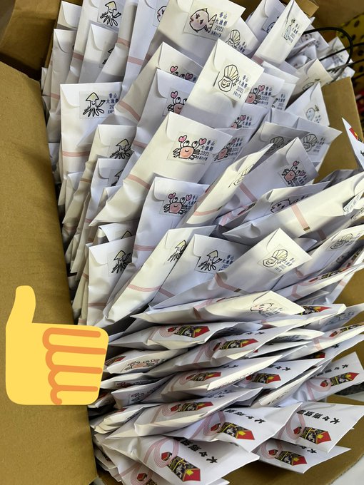 終わってからみんなで内職😆 今年のばらまきは1.5倍増ししていただきました‼️‼️ なんとサンキューの390個😆 香山蘭ポラ券も1.5倍増しで入ってます❣️ 時間ある時にみんな手分けして作ってくれて毎年感謝です🥺❤️