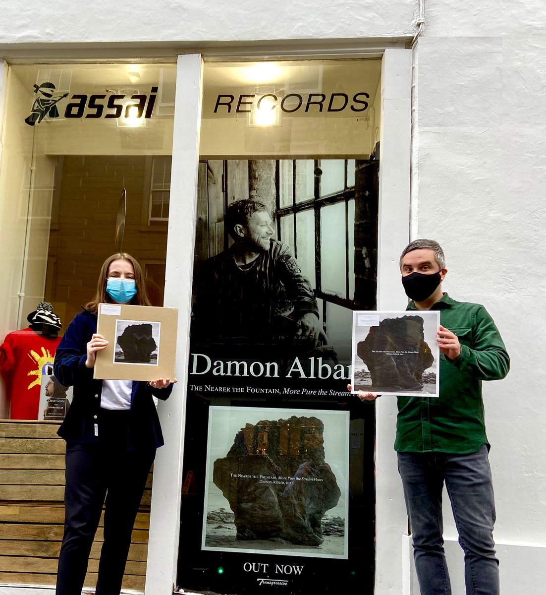 Assai_UK's tweet photo. * HAPPY DAMON DAY! * 

The brand new @Damonalbarn album "The Nearer The Fountain, More Pure The Stream Flows" is out now! 

An exceedingly gorgeous album!😍 
On various cool formats at https://t.co/rBCQsStNrl

Limited white vinyl here - https://t.co/vKoGhNLeXG

#DamonAlbarn #Blur https://t.co/Esfpe7xOhq