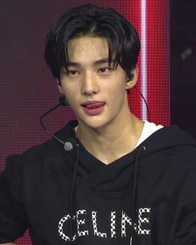 hyunjinpost's tweet photo. #MAMAVOTE #straykids https://t.co/bq4otRxlOp
