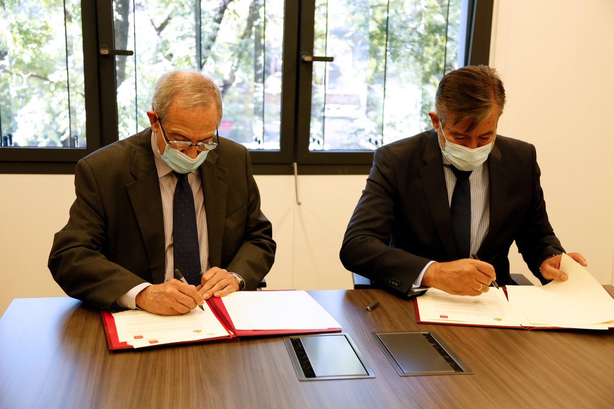 fiscal_es's tweet photo. El Fiscal de Sala de #MedioAmbiente, Antonio Vercher, y el consejero de Presidencia, Justicia e Interior, de la @ComunidadMadrid, @Enrique_L_Lopez, firman  un convenio para la adscripción de agentes forestales y medioambientales a la Unidad Especializada.

https://t.co/53y4uE42mI https://t.co/FyLsxr6CtU