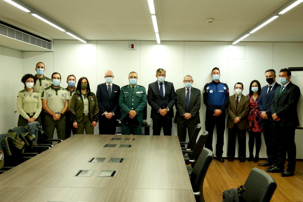 fiscal_es's tweet photo. El Fiscal de Sala de #MedioAmbiente, Antonio Vercher, y el consejero de Presidencia, Justicia e Interior, de la @ComunidadMadrid, @Enrique_L_Lopez, firman  un convenio para la adscripción de agentes forestales y medioambientales a la Unidad Especializada.

https://t.co/53y4uE42mI https://t.co/FyLsxr6CtU