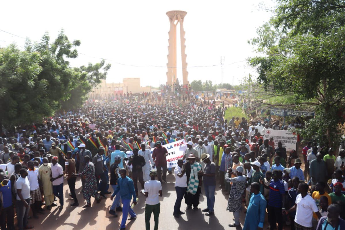 Les 21 maires des 21 communes du cercle de Badiangara, ont tenu une marche pacifique ce vendredi 12 novembre 2021. L’objectif de cette marche est de réclamer la sécurité des personnes et de leurs biens. #insécurité #mali
