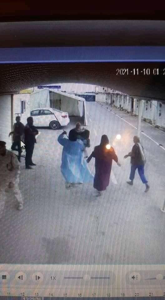 JodeAlraghy's tweet photo. #تريند منقول من صفحة ترن 
الممرضات اللي مفروض يكونوا ملائكة الرحمة في المستشفيات ومراكز العزل أول أمس قريب داروا جريمة في عزل سوق الثلاثاء، 5 ممرضات انهالوا بالضرب بموس الجراحة وبالعصي على طبيبة بالمركز لاسباب مش مفهومة.. شوهولها وجهها وقريب قتلوها ومازالت راقدة في العناية https://t.co/elWPURB3jV