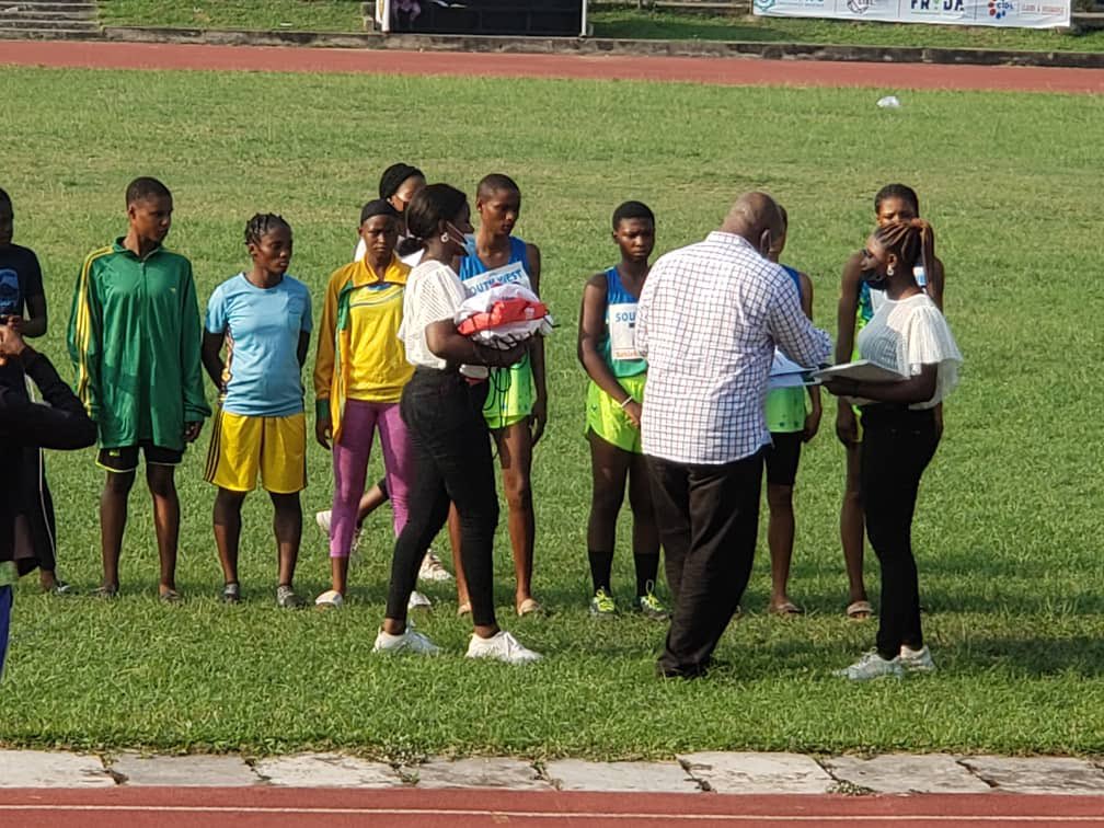 TheSeunOreks's tweet photo. Prize Giving/ Certificates for Winners at the Maiden Edition by Technical Director of Sports LSSC; Olumide Travis
#southwestdevevents2021 https://t.co/HQMTyWeVCD