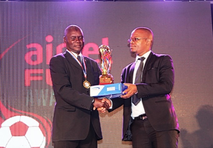 LuizWagaba's tweet photo. Tomorrow On Kapeti Yemizanyo show live on Rest TV @12pm, don't miss Former FIFA Assistant Referee and #ChairmanFUFAReferee's #DisciplinaryPanel #AliTomusange
Topics To Tackle
1.Referee's Performance so far after match day five In #SUPL
2. #Paneldecisions & #FahadBayogoal etc https://t.co/0U8IRtiBlR