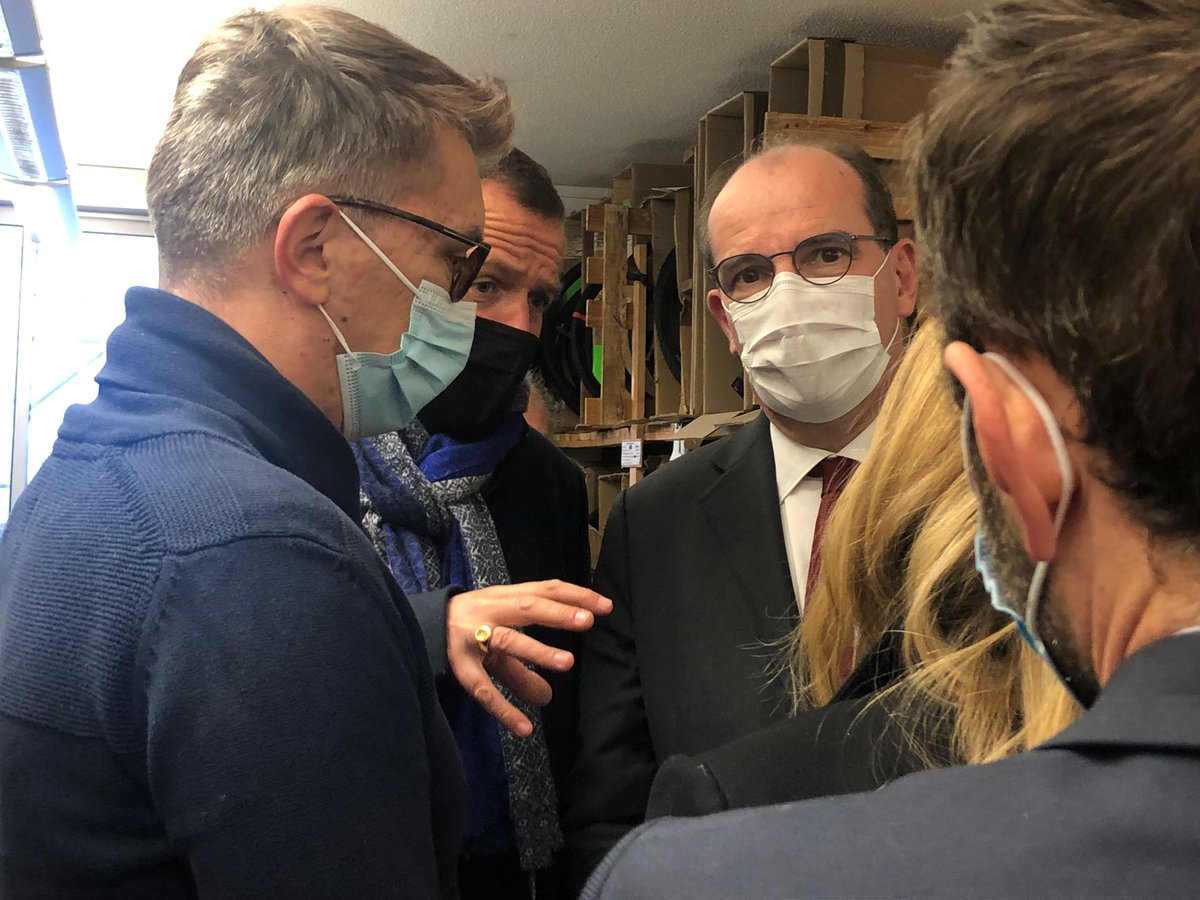 cvansty's tweet photo. Avec le Premier ministre @JeanCASTEX nous avons visité Unis Bike. Porté par l’association Unis vers l’emploi, cet atelier  est un formidable modèle pour l’insertion professionnelle et la promotion de la filière économique du vélo, que la Ville a choisi de soutenir fortement. https://t.co/S5vIc9CctD
