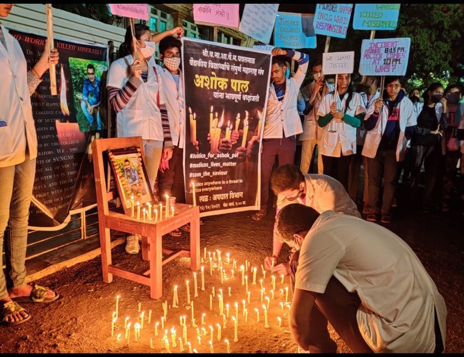DNeurosx's tweet photo. In every medical college Faculties and Dean are Custodians and Local Guardians of students ..

If students had to stage a protest for FIR from institution, it’s incompetence of local medical fraternity !!
Absolute Disgrace.

Sir @Dev_Fadnavis Request you to Please look into it. https://t.co/QTvsJZV987