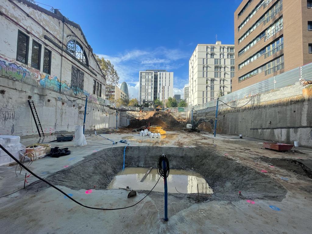 Para que nuestro nuevo Hospital Evangelico crezca hacia el cielo primero hay que cimentar muy bien en la tierra...
Per a que el nostre nou Hospital Evangelic creixi cap el cel, primer hem de cimentar molt bé a la terra...