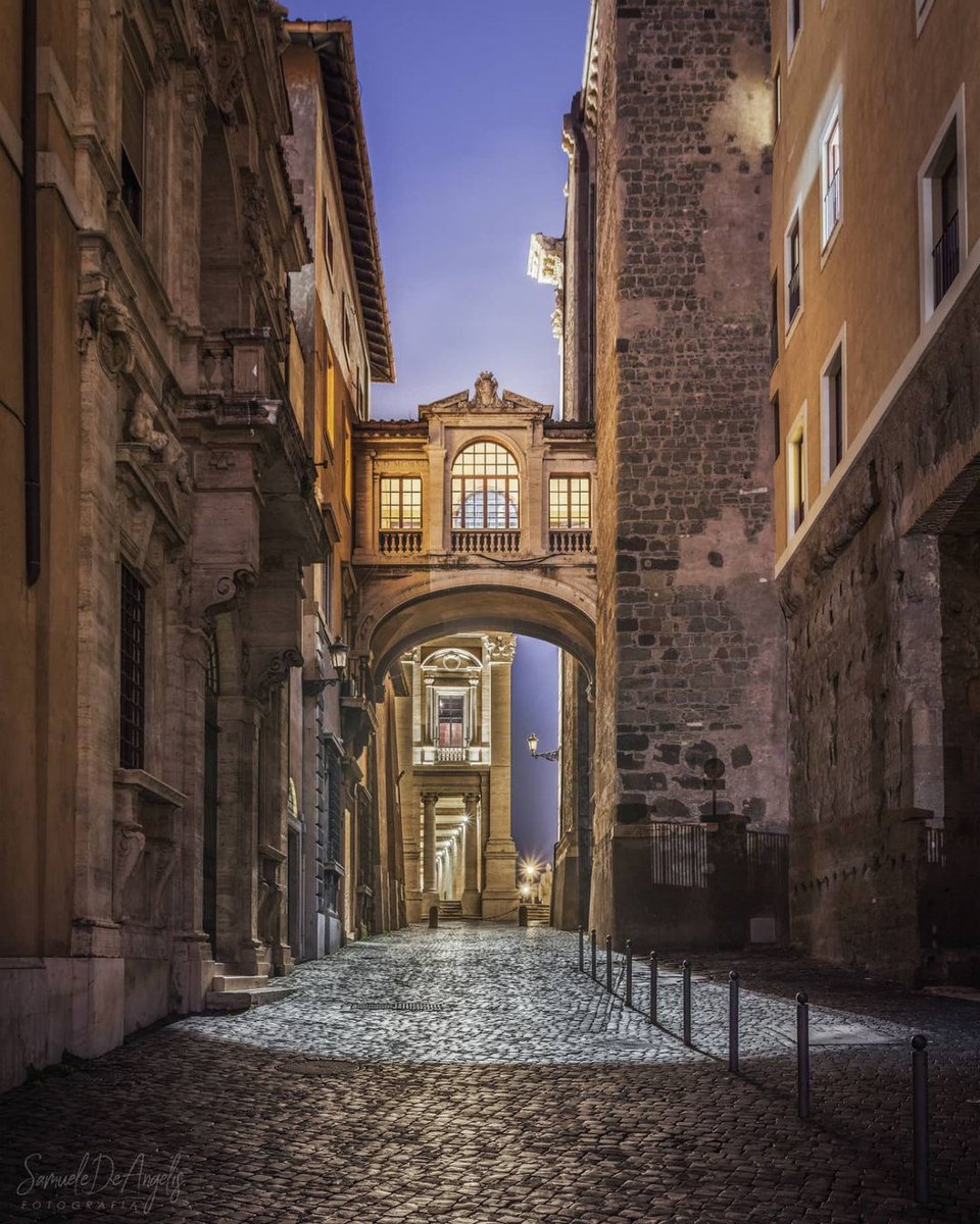 Turismoromaweb's tweet photo. L'elegante arco che sovrasta via del Campidoglio, nonostante il suo aspetto rinascimentale, è stato realizzato solo nel Novecento, come ci ricorda la sottostante scritta.

👉 https://t.co/VUgRGa9YyK

📸 di samueledeangelisfoto via IG

#VisitRome https://t.co/aqmU98LLUa
