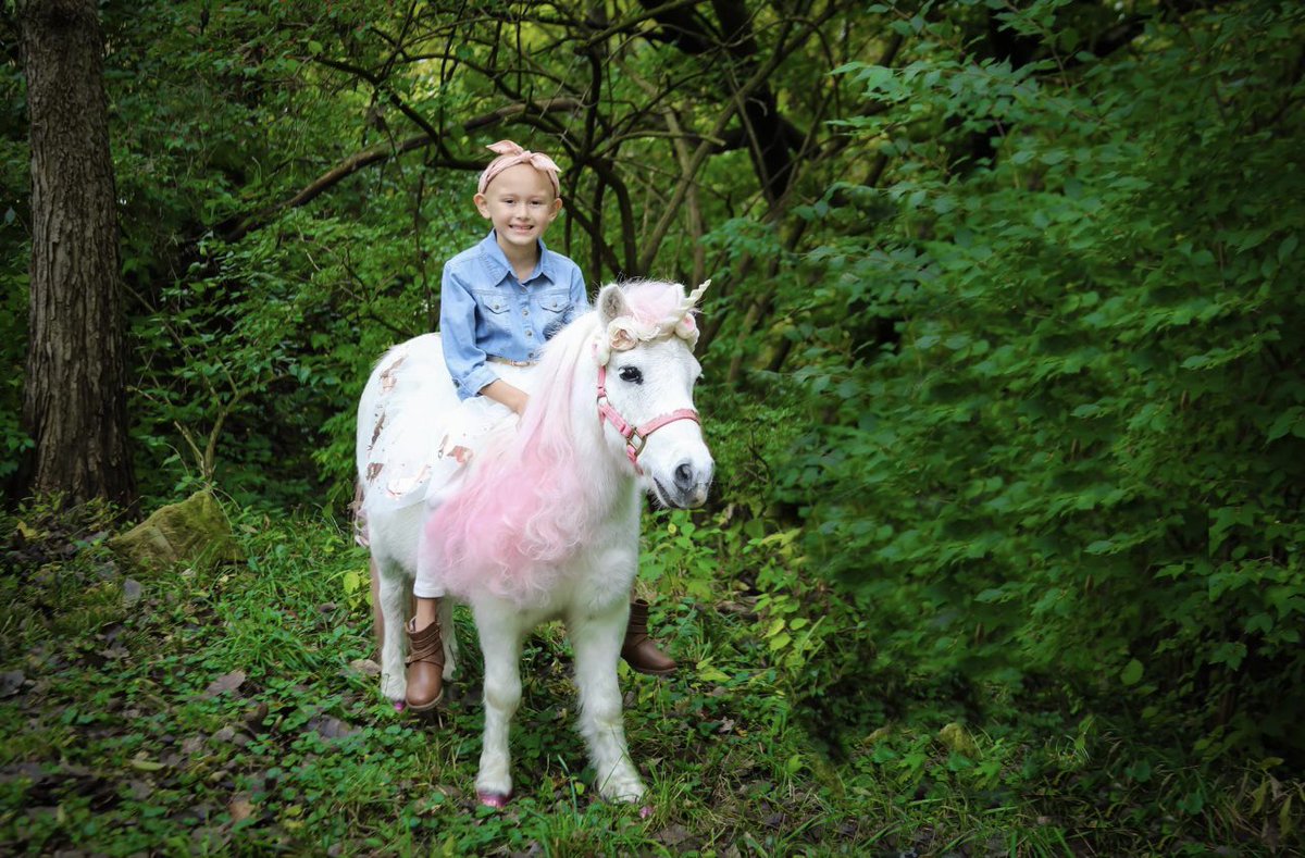 ladyrdskin34's tweet photo. Have a magical weekend!!
❤️Shoni and her unicorn friend, Parker.
#leukemiawho #teamshoni https://t.co/hoya30r71I